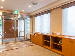 明るいエントランスの様子