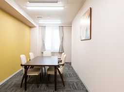 明るい居室のダイニング