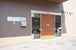 明るい玄関扉のエントランス