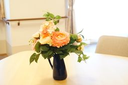 テーブルに花のアレンジメント