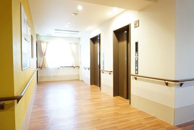 廊下とエレベーターの風景