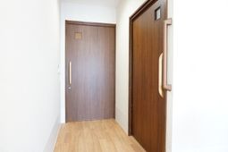 清潔な廊下の角部屋
