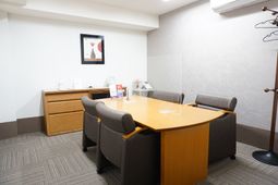 清潔な会議室の様子