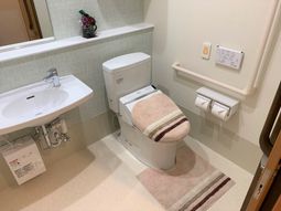 清潔なトイレ設備の部屋