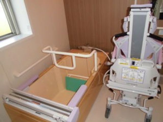 設備の整った浴室 浴室 車椅子でも使いやすいように設計された機器が配置されています。快適な入浴環境で安心です。