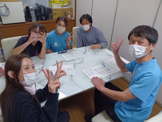 会議をするスタッフ室  