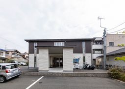 モダンな建物のエントランス