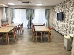 明るい食堂の空間