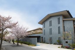 桜に囲まれた施設外観