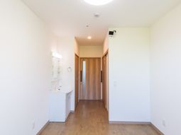 居室の入り口と洗面台