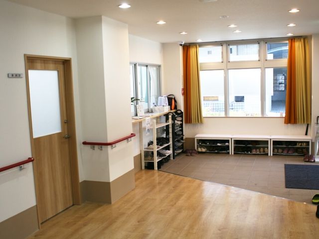 明るいエントランスの様子 玄関 明るく開放的なエントランスです。手すりが設置されており、安心してご利用いただけます。