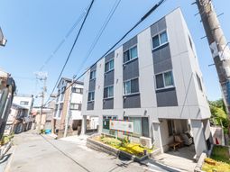 明るい外観の建物