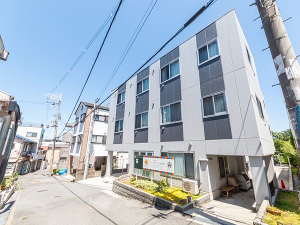 明るい外観の建物