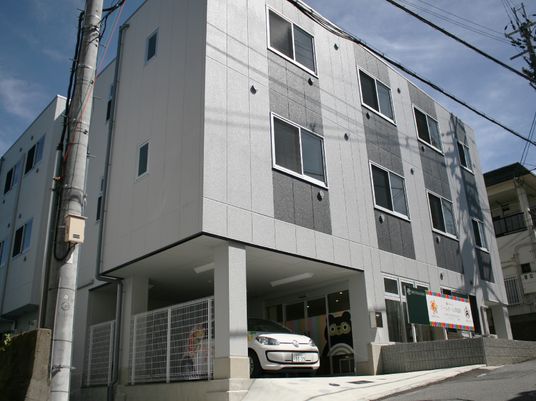 モダンな外観の建物