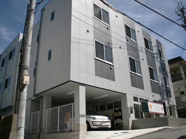モダンな外観の建物