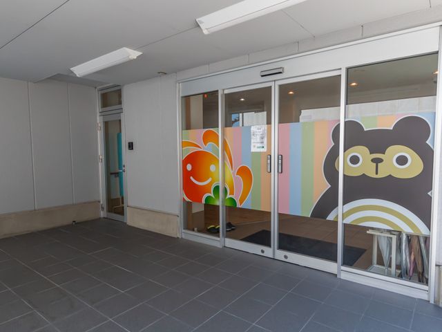 入口にアートな装飾 エントランス カラフルなアートが施された入口が、訪れる方に温かい歓迎の気持ちを伝えます。車椅子でも安心してご入館いただけるバリアフリー設計です。