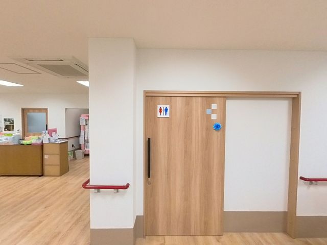 広々とした居室の入口 居室 手すりが設置された入口は、安全かつ快適な移動を支援します。扉を開けると、充実した設備がお待ちです。