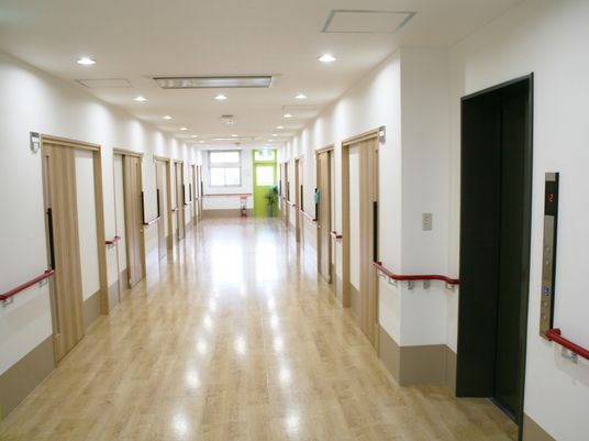 明るい廊下と部屋のドア