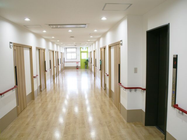 明るい廊下と部屋のドア 廊下 広々とした廊下は明るく清潔感があり、手すりも完備されていますので、安全かつ快適にお過ごしいただけます。