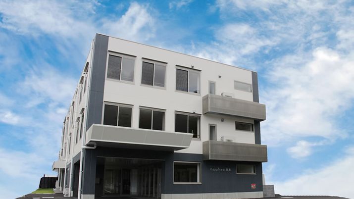 青空の建物外観