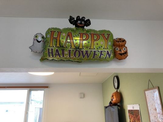 ハロウィン飾りのある廊下  