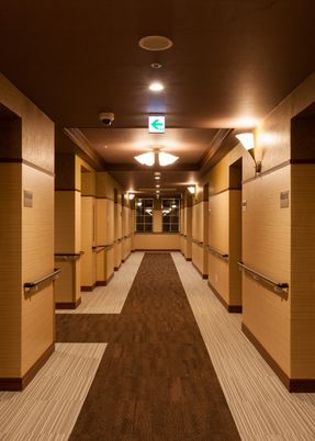 優しい照明の廊下