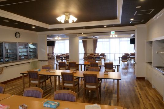 日差しが差し込む食堂