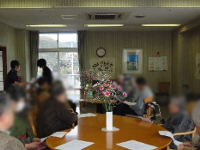 和やかな雰囲気の室内 ラウンジ 自然光が差し込む明るい空間で、入居者が談笑しています。リラックスした雰囲気で働くには最適です。