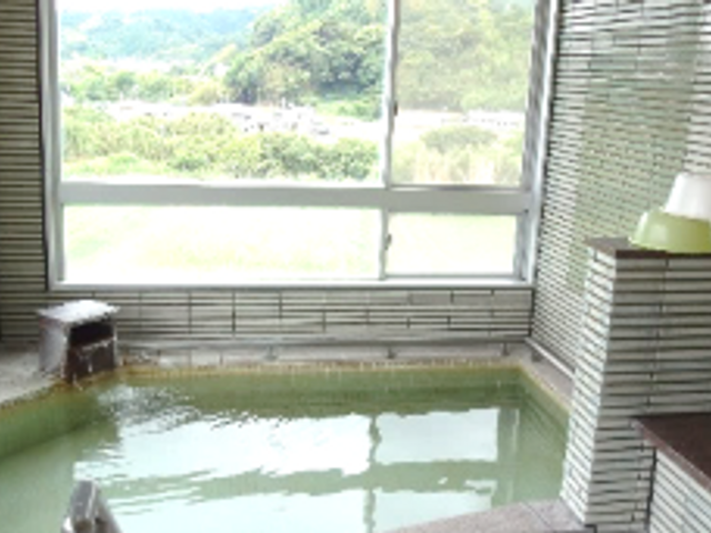 自然が見える浴室 浴室 大きな窓から自然光が差し込む、開放的な浴室です。外の風景を楽しみながらリラックスできます。