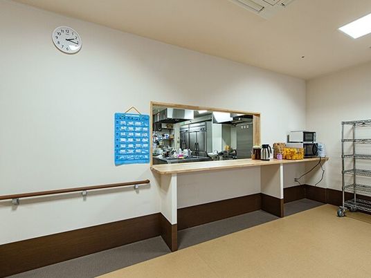 キッチンカウンターと時計