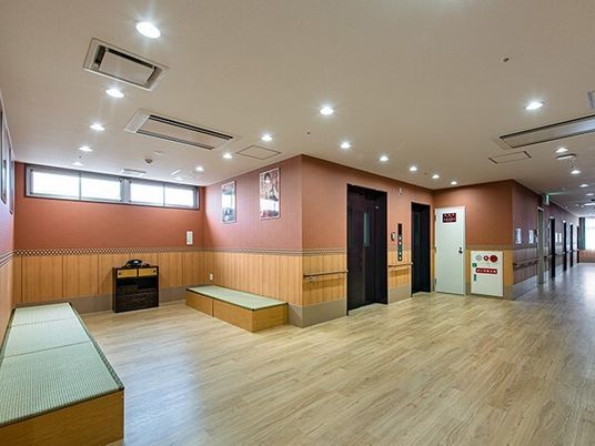 広々とした明るい廊下