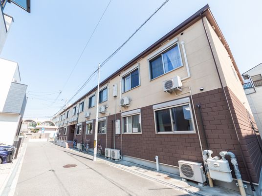 明るい日差しの外観