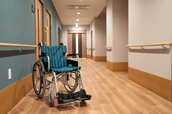 車椅子と明るい廊下