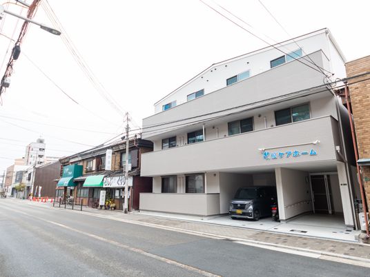 モダンな建物の外観  