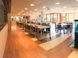 明るい食堂の空間