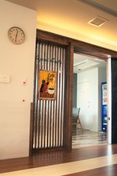 木製の壁とカフェ看板