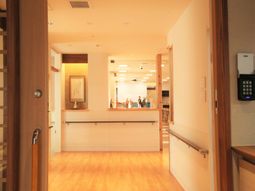 温かみのある施設のエントランス