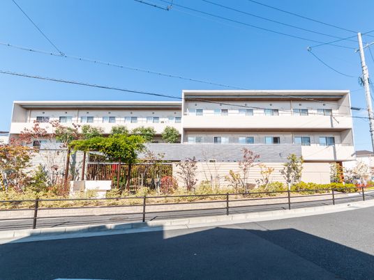 明るい外観の建物