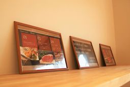 メニュー表が並ぶ棚