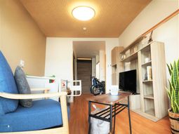 明るい居室の様子