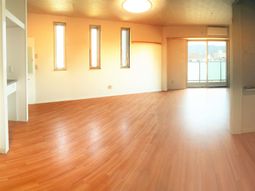 明るい床の居室空間