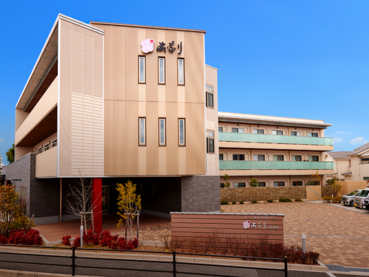 明るい建物外観  