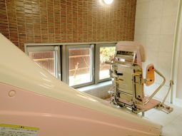 浴室の機器と窓