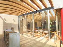 明るい木目調のラウンジ