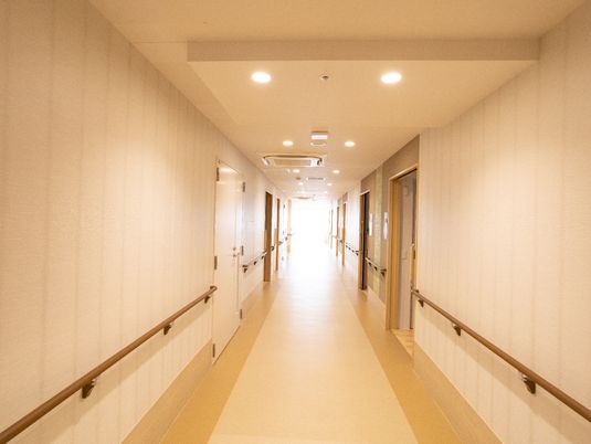 明るく清潔な廊下