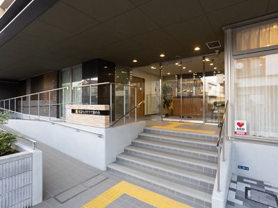 エントランスの明るい風景