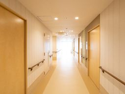 明るい廊下の風景
