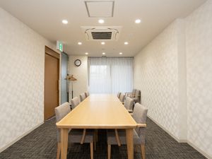 会議用テーブルのある部屋