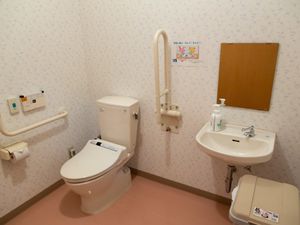 バリアフリー設計のトイレ