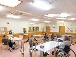 車椅子の方が集う食堂